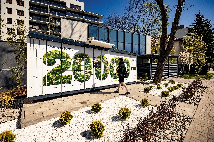 Obraz zawierający na wolnym powietrzu, niebo, roślina, budynek
Opis wygenerowany automatycznie